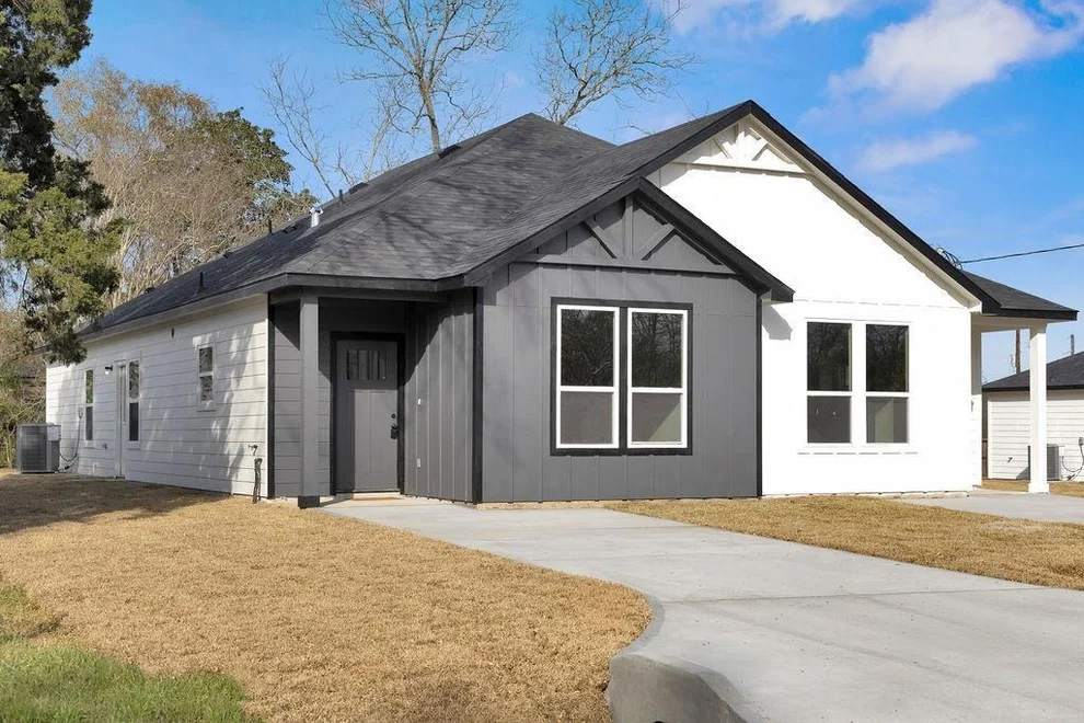 Unit for sale at 106 Runnels Street, Willis, TX 77378
