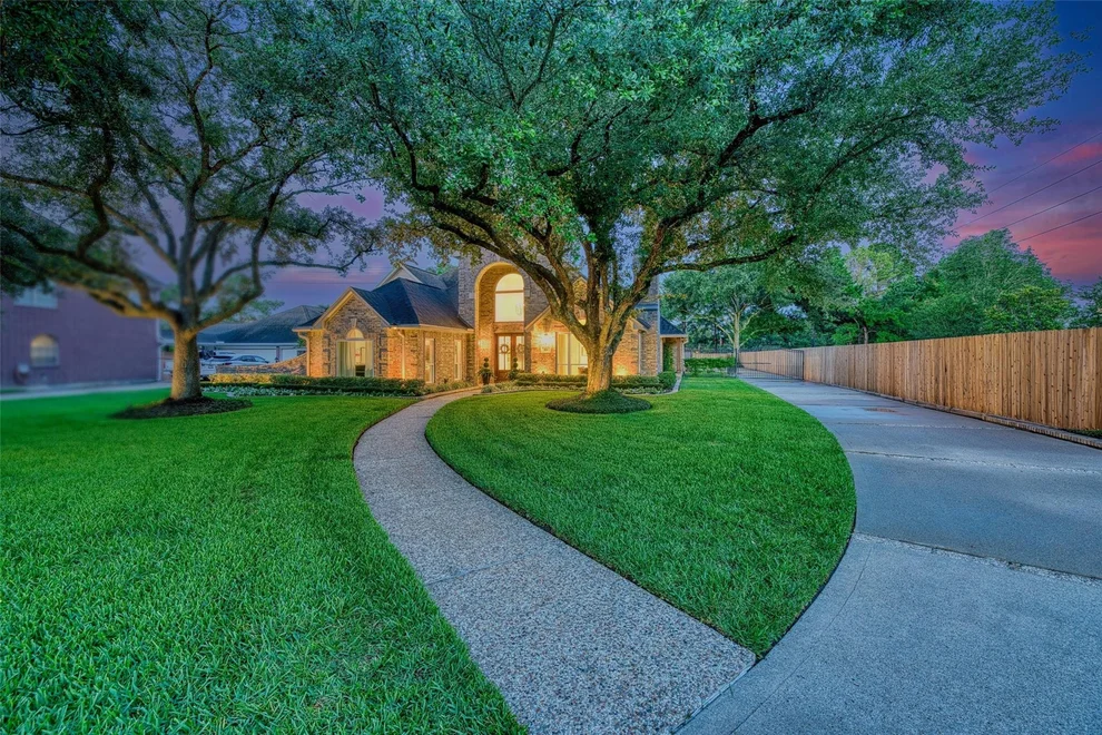 Unit for sale at 919 Old Valley Way, Houston, TX 77094