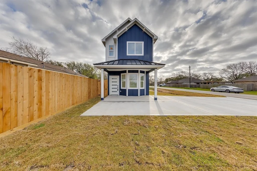 Unit for sale at 629 S 6th Street, La Porte, TX 77571
