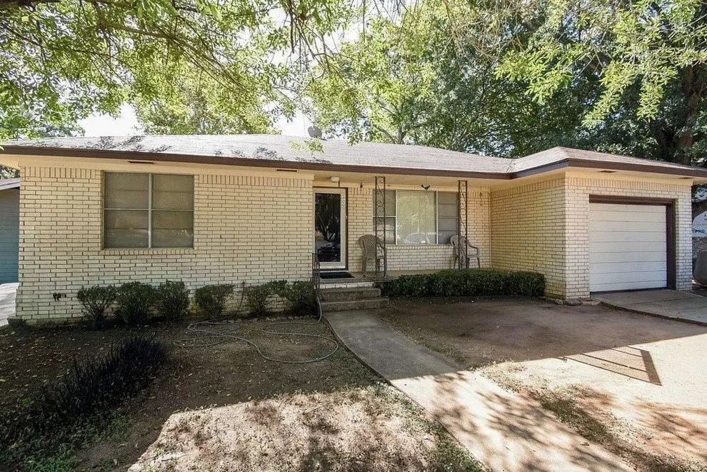 Unit for sale at 400 Sandra Drive, Brenham, TX 77833