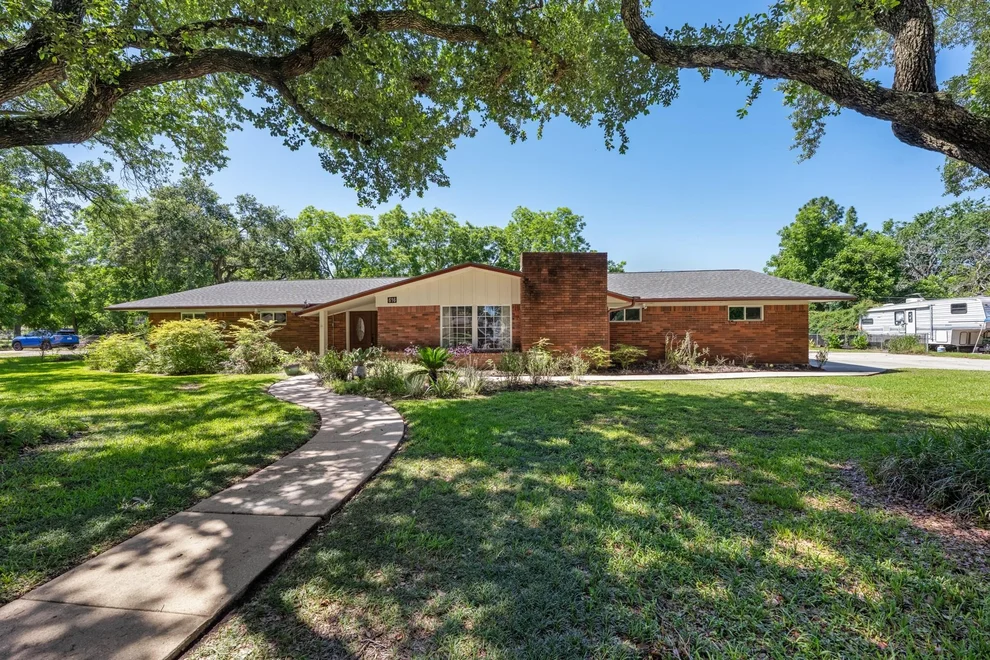 Unit for sale at 616 Cannan Drive, Angleton, TX 77515