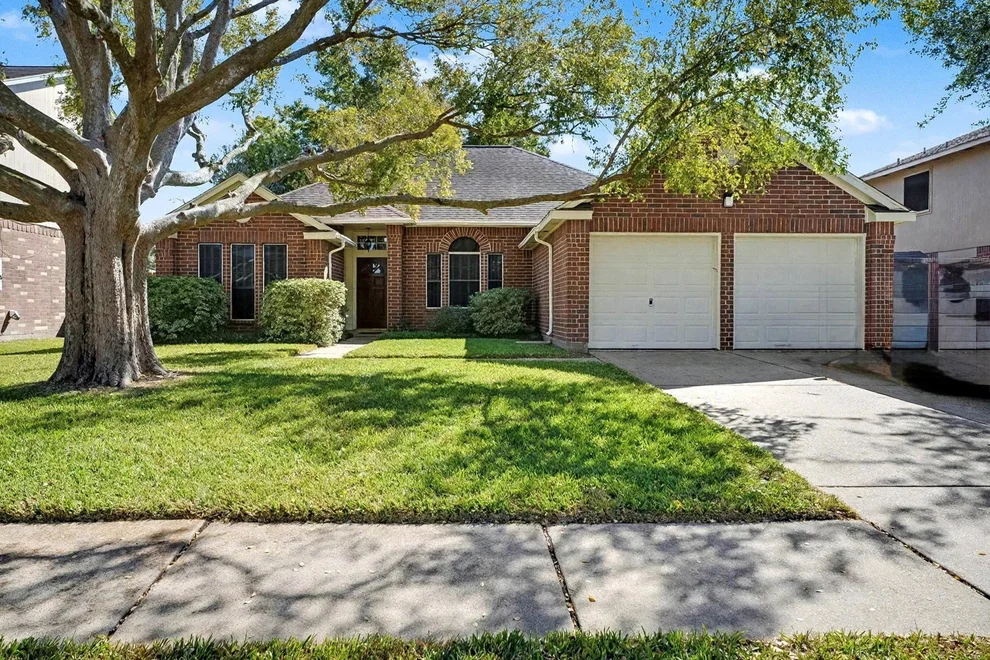 Unit for sale at 11019 31st Avenue N, Texas City, TX 77591