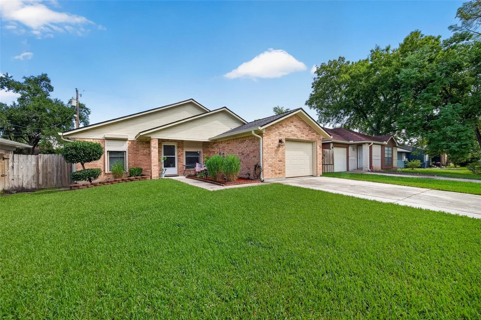 Unit for sale at 2316 29th Avenue N, Texas City, TX 77590