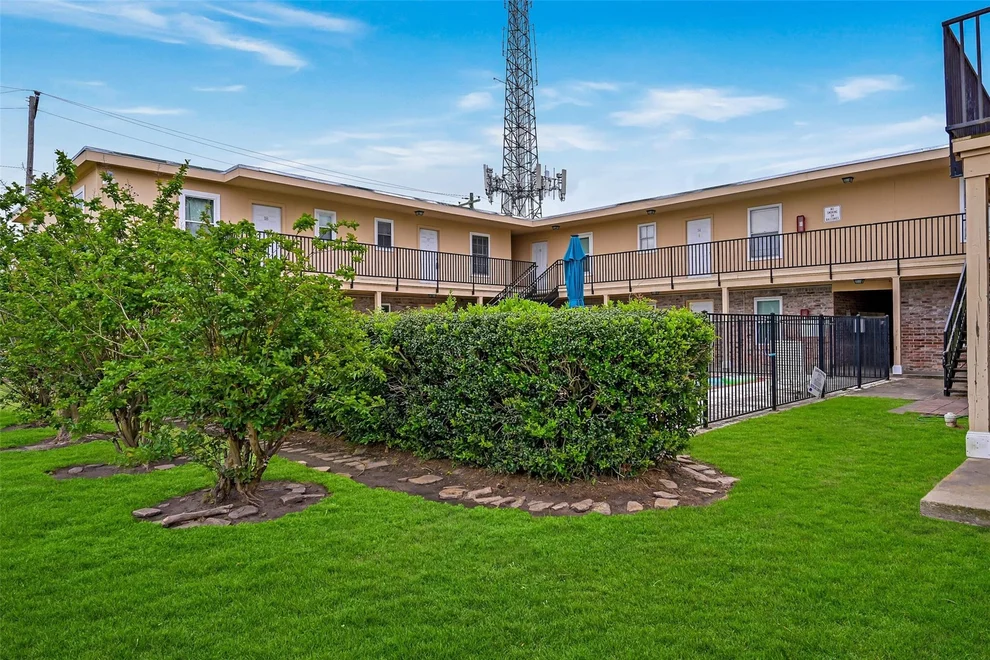 Unit for sale at 107 E Willowick Avenue, Friendswood, TX 77546