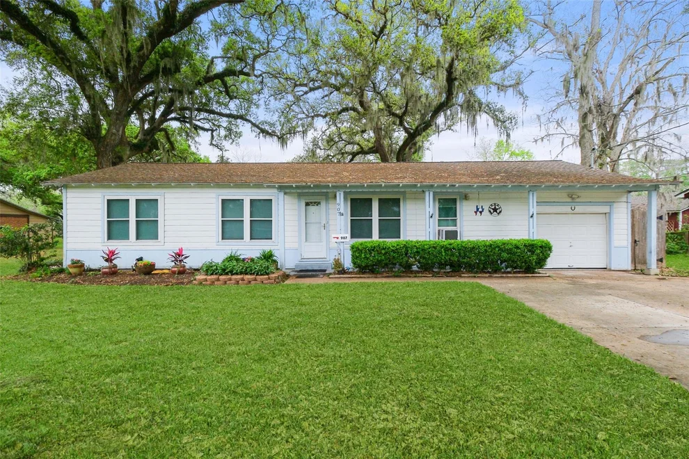 Unit for sale at 907 Avenue A, Sweeny, TX 77480