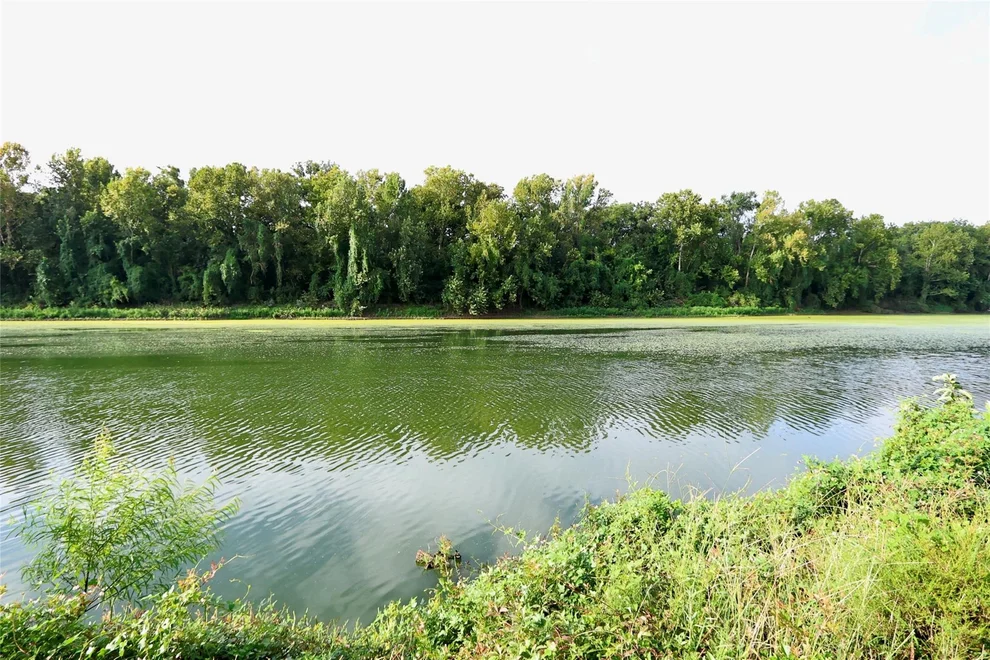 Unit for sale at 126 Kings Point Rd, Trinity, TX 75862