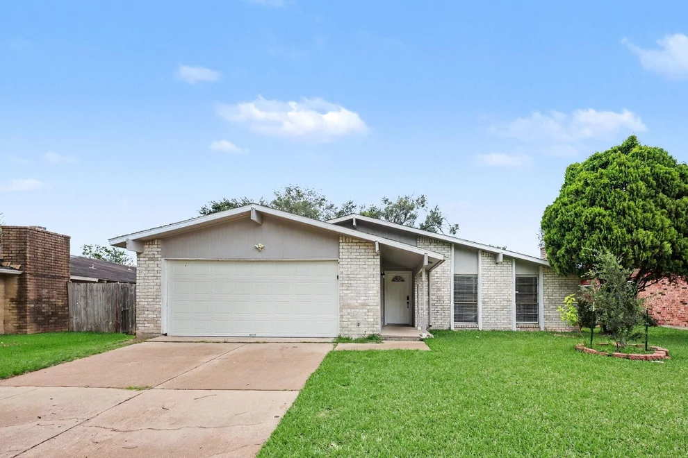 Unit for sale at 15430 Camino Del Sol Drive, Houston, TX 77083