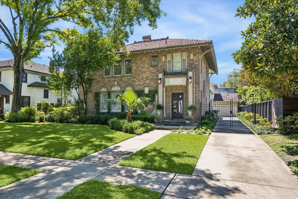 Unit for sale at 220 Westmoreland Street, Houston, TX 77006