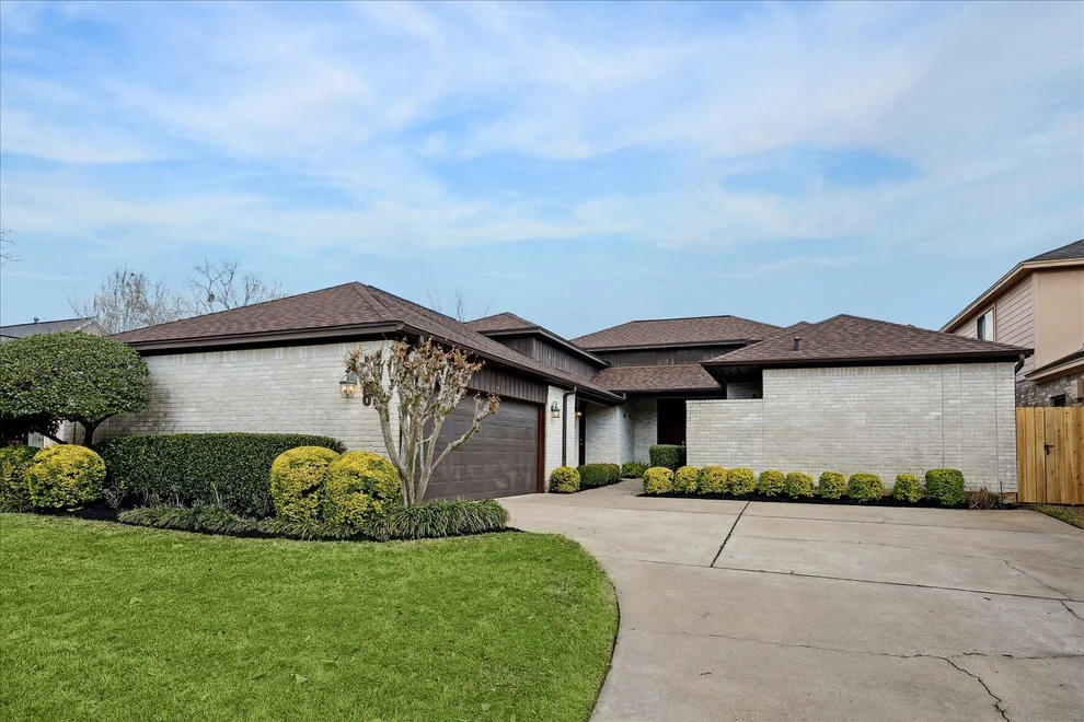 Unit for sale at 85 Crestwood Circle, Sugar Land, TX 77478