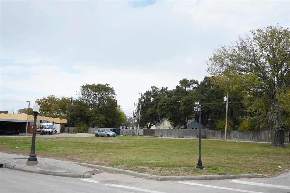 Unit for sale at 802 9th Avenue N, Texas City, TX 77590