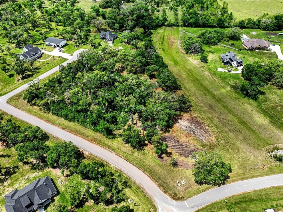 Unit for sale at 375 Thousand Oaks Drive, Angleton, TX 77515