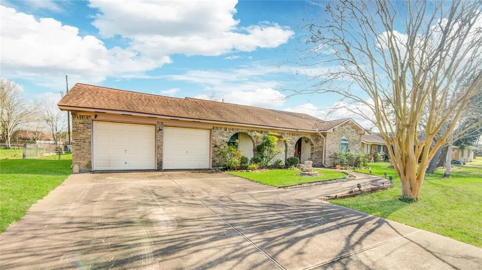 Unit for sale at 223 Silverbell Circle, Lake Jackson, TX 77566