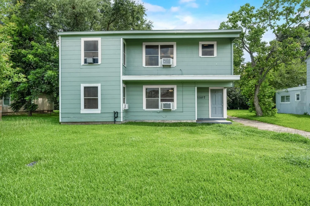 Unit for sale at 1107 3rd Avenue N, Texas City, TX 77590