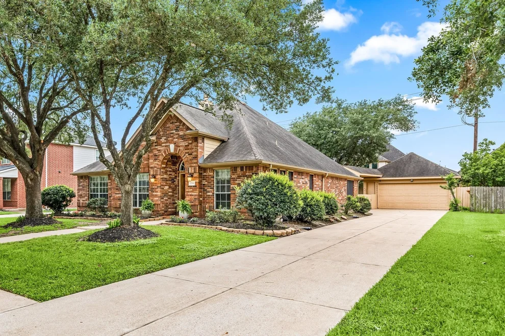 Unit for sale at 2710 Pebble Creek Drive, Pearland, TX 77581