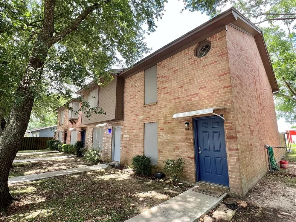 Unit for sale at 1031-1037 N Chenango Street, Angleton, TX 77515