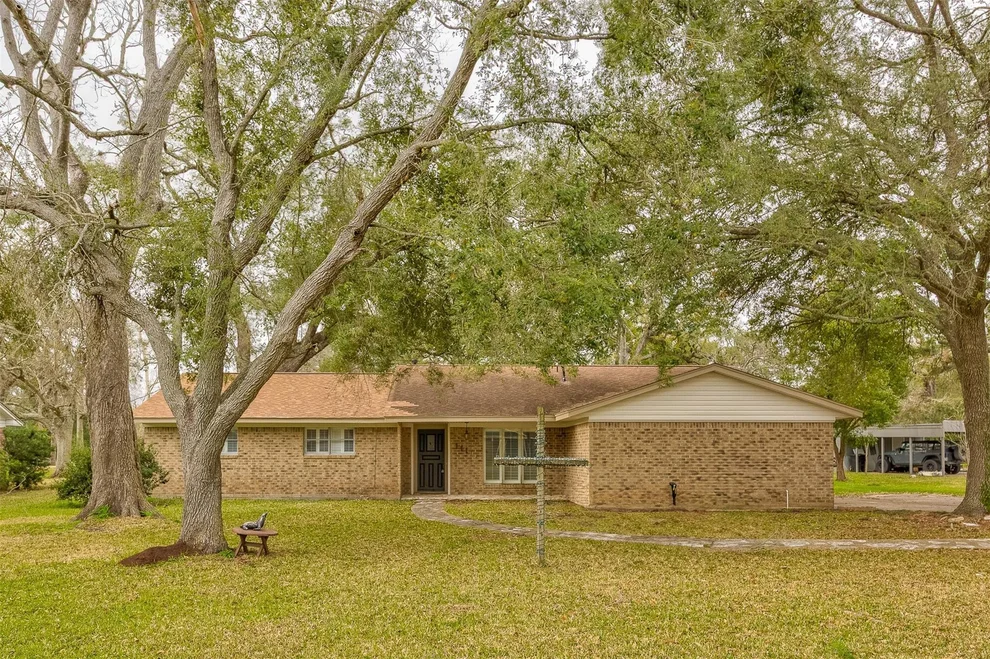 Unit for sale at 111 Sleepy Hollow Drive, Lake Jackson, TX 77566