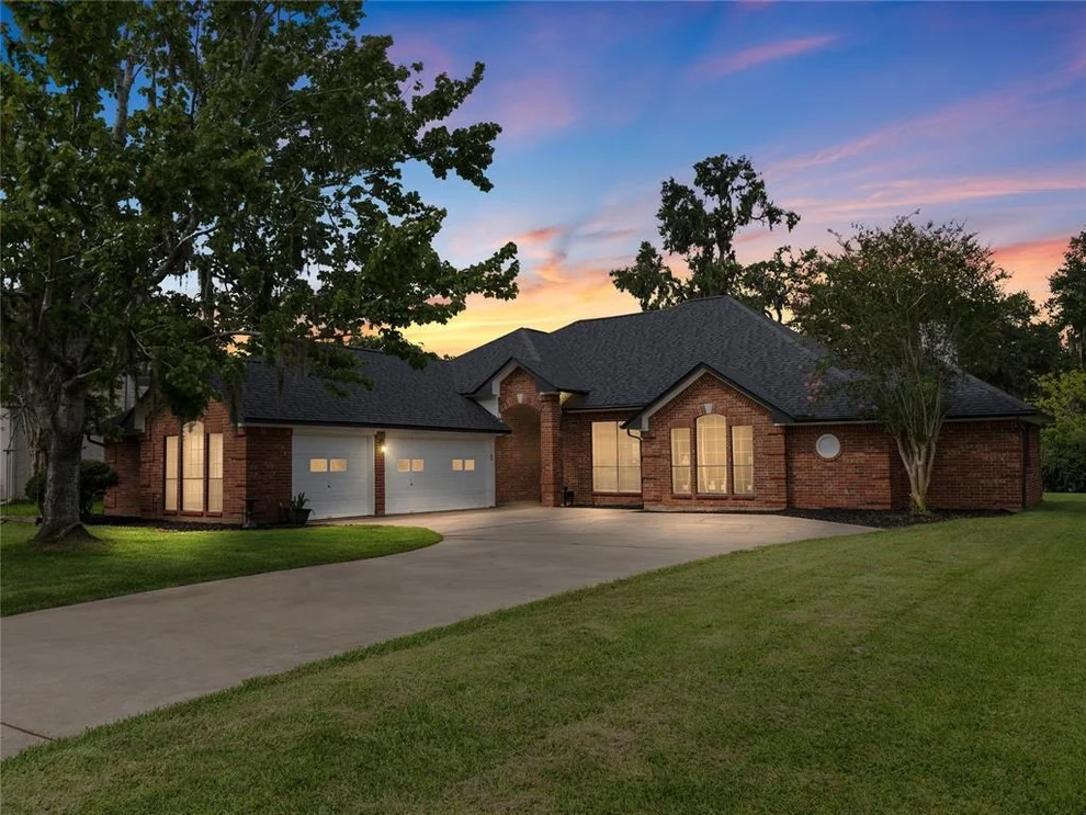 Unit for sale at 2221 Lake Forrest Drive, West Columbia, TX 77486