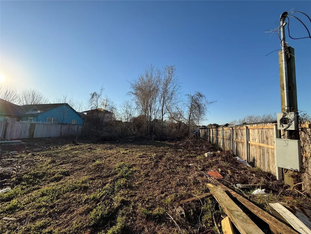 Unit for sale at 1703 Avenue C, Fresno, TX 77545