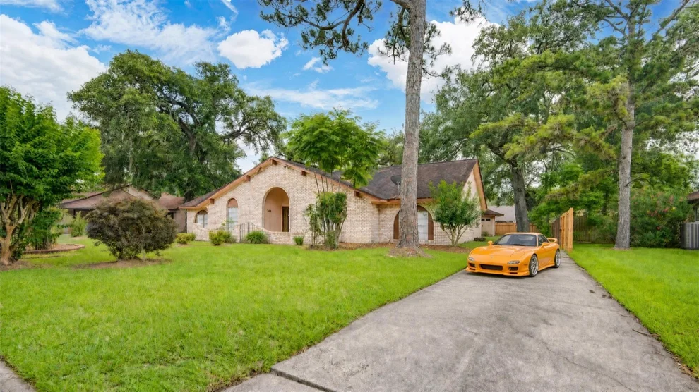 Unit for sale at 204 Nasturtium Street, Lake Jackson, TX 77566