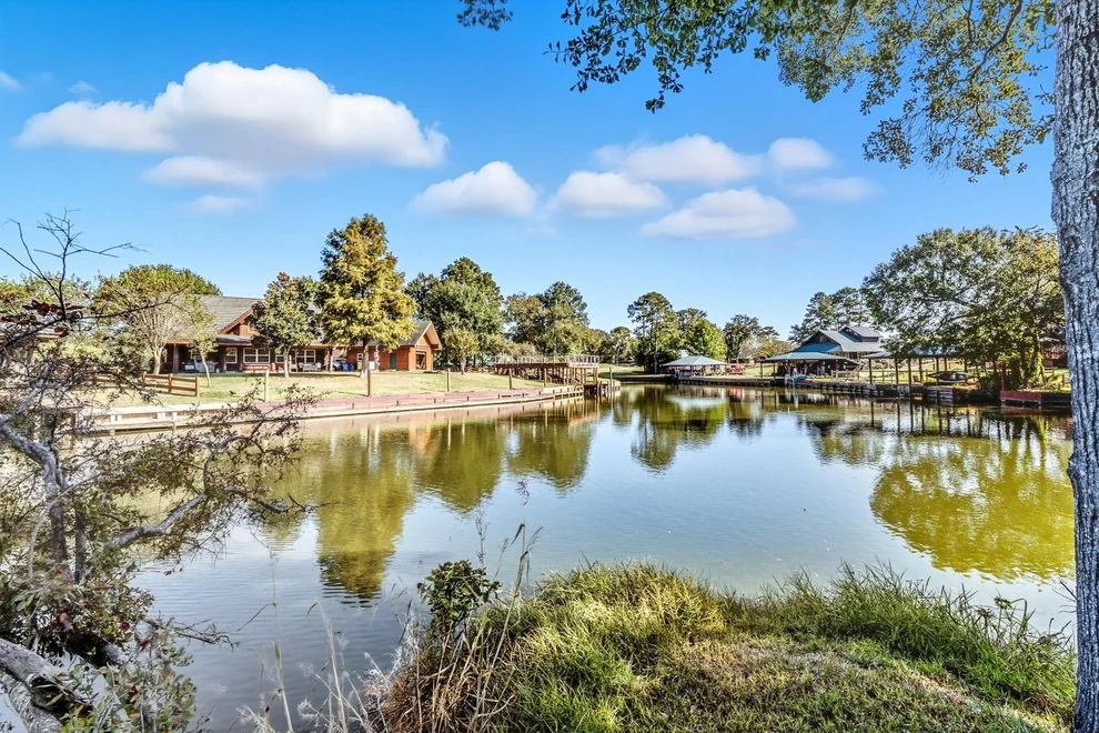 Unit for sale at 50 Hunters Creek Drive, Huntsville, TX 77340