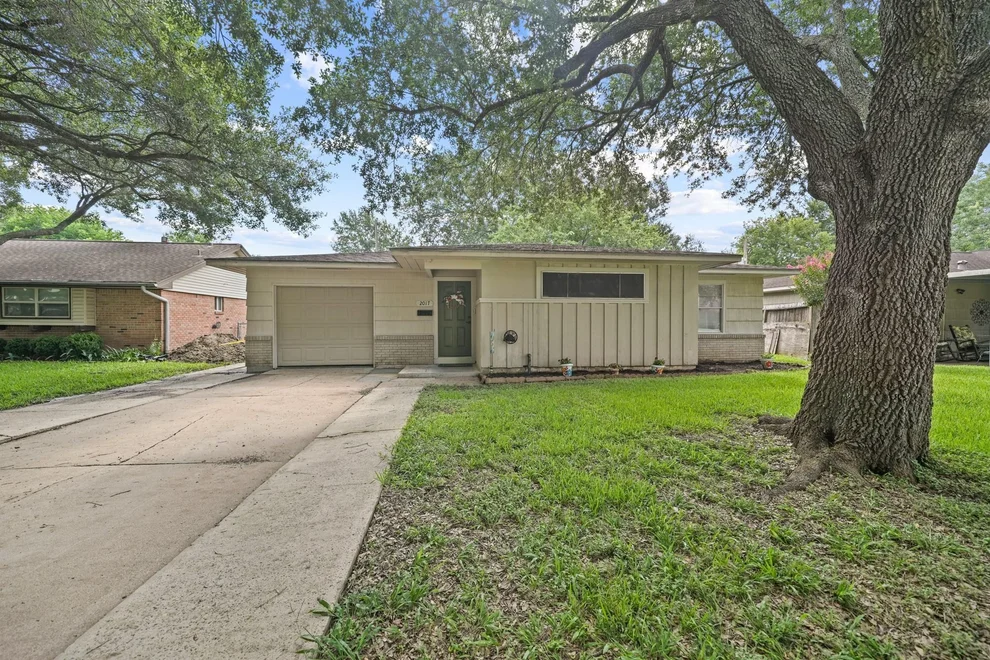 Unit for sale at 2017 Isla Drive, Pearland, TX 77581