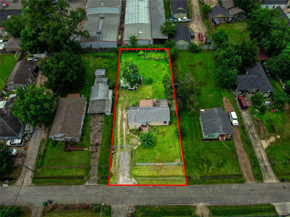 Unit for sale at 906 Woodcrest Drive, Houston, TX 77018