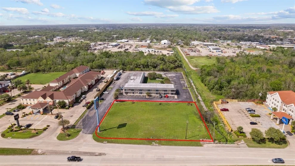 Unit for sale at 1000 Highway 332, Clute, TX 77531