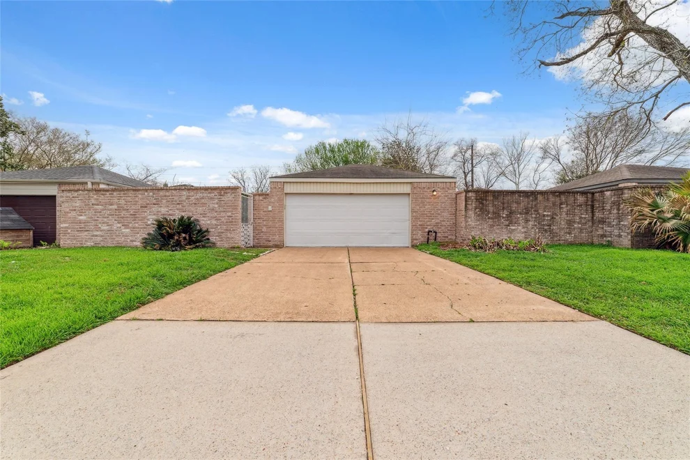 Unit for sale at 16123 Ridgegreen Drive, Houston, TX 77082