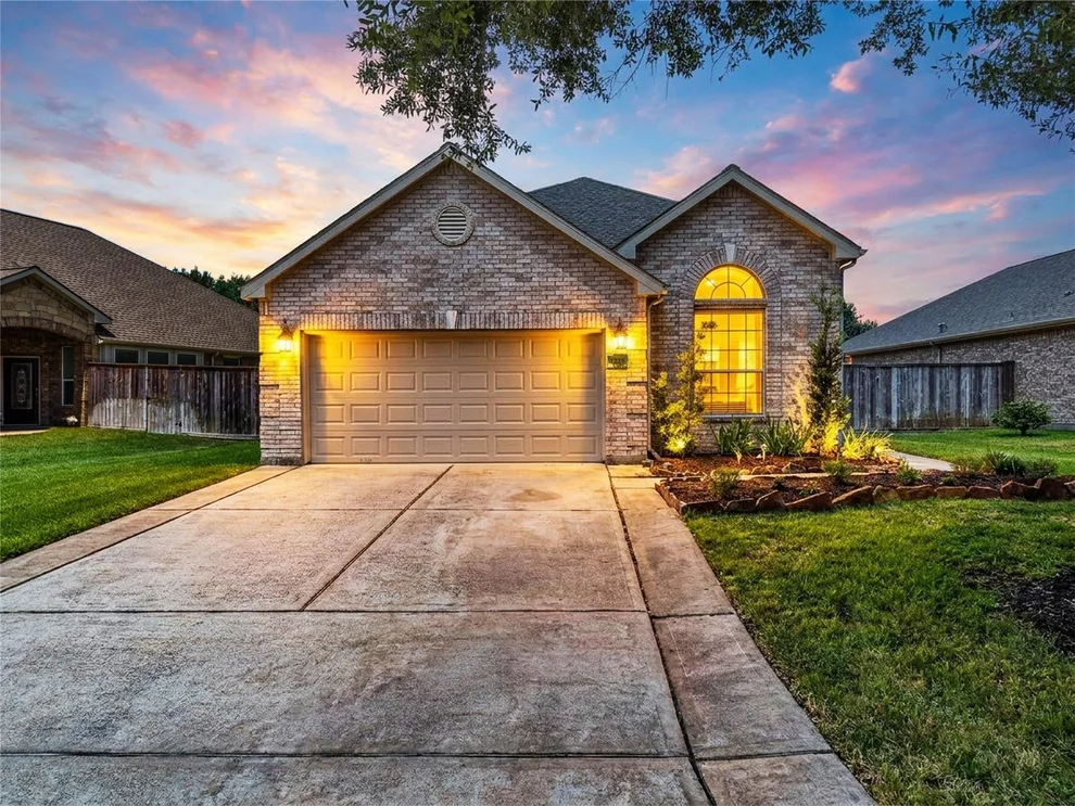 Unit for sale at 1225 N Riviera Circle, Pearland, TX 77581