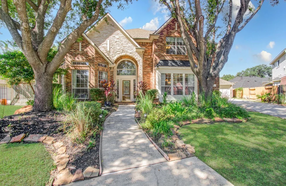 Unit for sale at 11 Saint Thomas Court, Houston, TX 77070