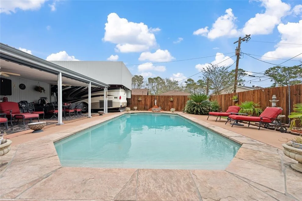 Unit for sale at 2009 Tanglebriar Lane, Dickinson, TX 77539
