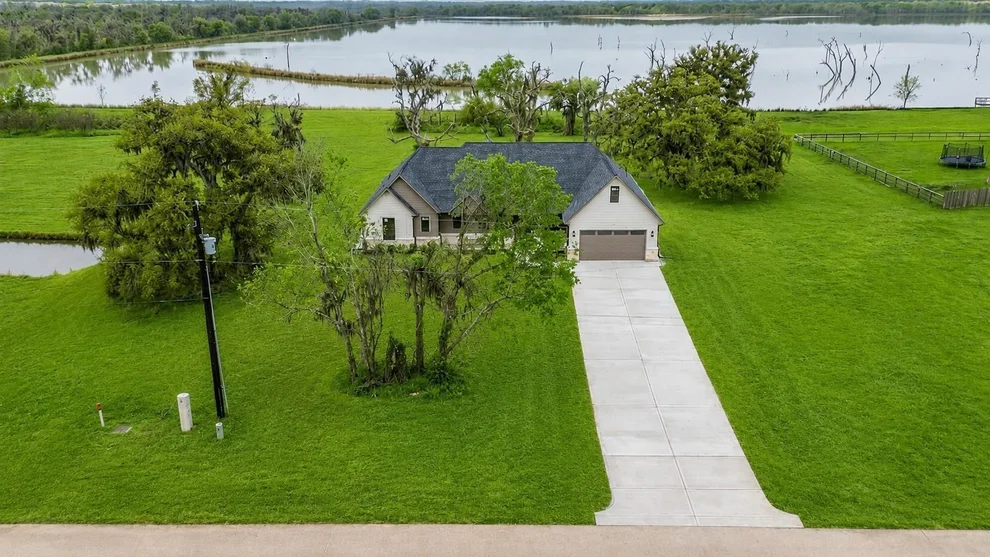 Unit for sale at 250 Pony Trail, Angleton, TX 77515