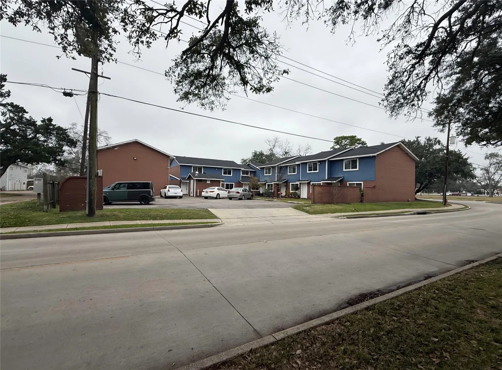 Unit for sale at 1904 Mustang Road, Alvin, TX 77511