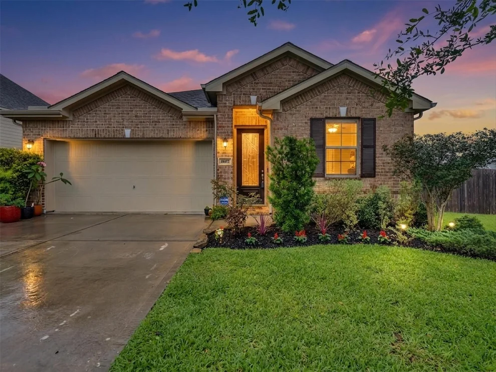 Unit for sale at 1807 Oakdale Mist Drive, Dickinson, TX 77539