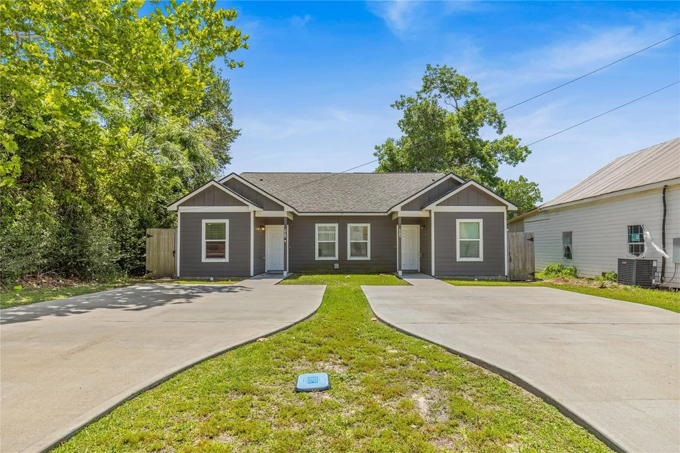 Unit for sale at 405 W Worsham Street, Willis, TX 77378