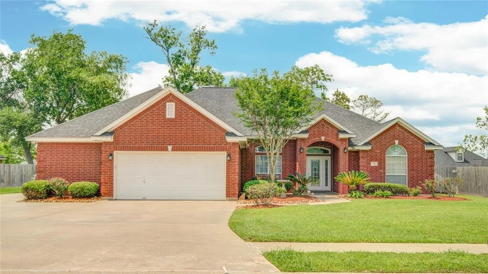 Unit for sale at 306 Williamsburg Avenue, Clute, TX 77531