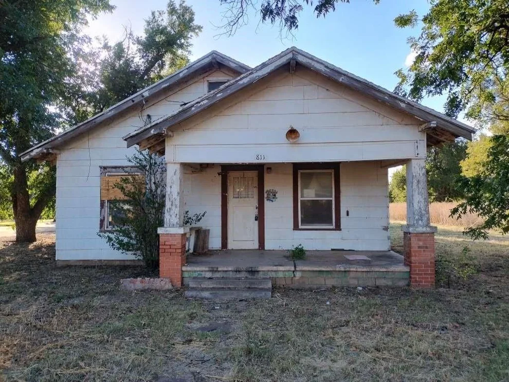 Unit for sale at 811 N 5th Avenue, Munday, TX 76371