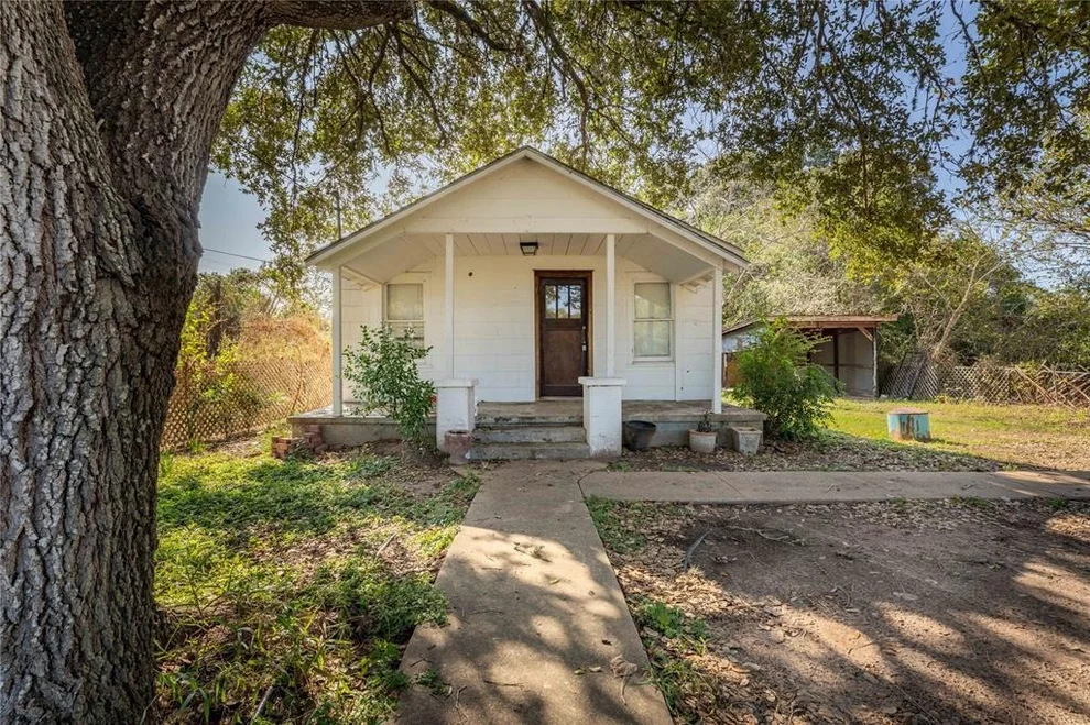 Unit for sale at 406 Live Oak Street, Alleyton, TX 78935