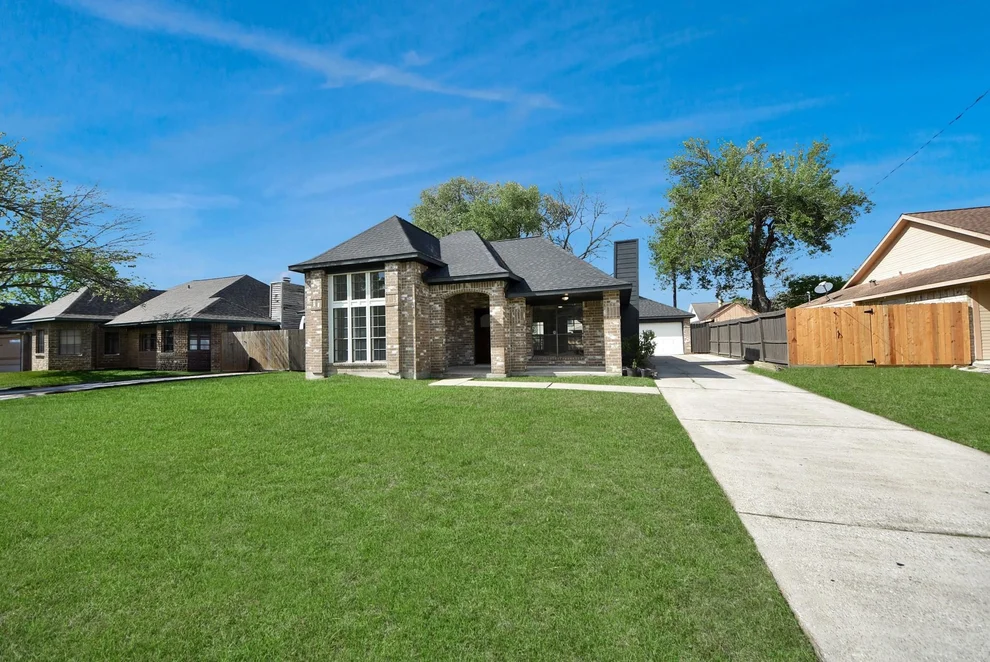 Unit for sale at 1114 N Nottingham Drive, League City, TX 77573