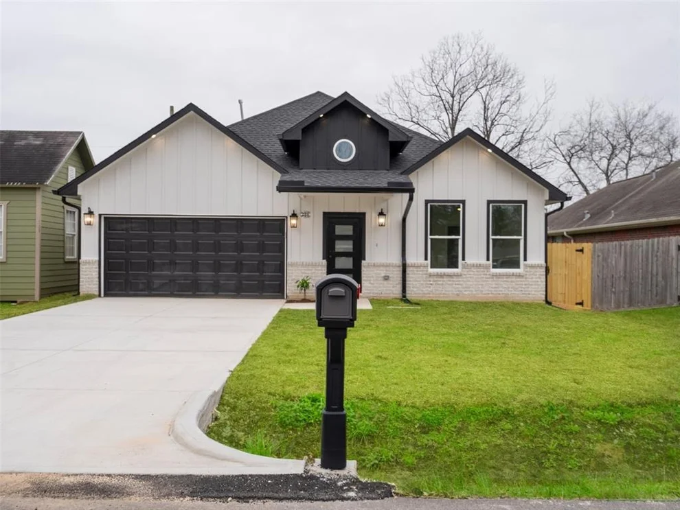 Unit for sale at 208 S 5th Street, La Porte, TX 77571