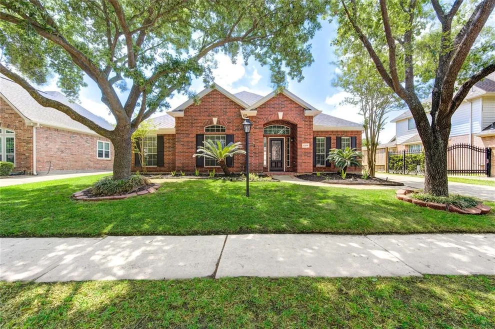 Unit for sale at 12119 Shadowhollow Drive, Houston, TX 77082