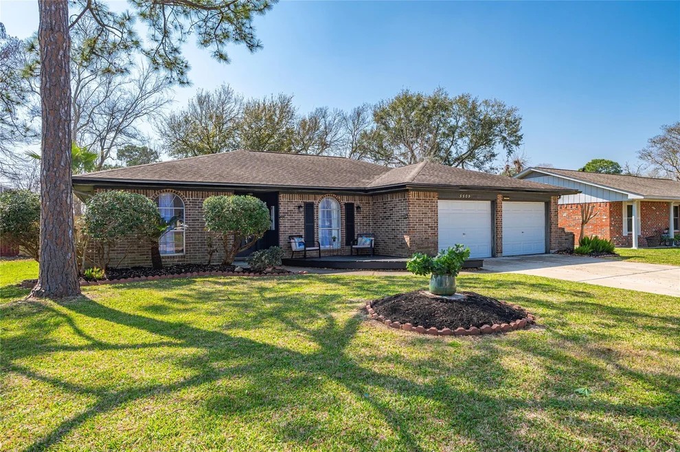 Unit for sale at 5509 Thornwood Circle, Dickinson, TX 77539