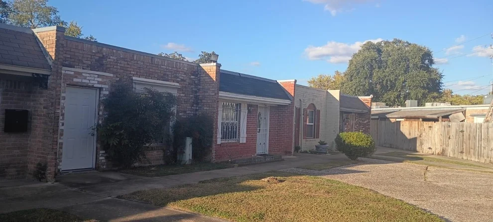 Unit for sale at 1405 Shadowdale Drive, Houston, TX 77043