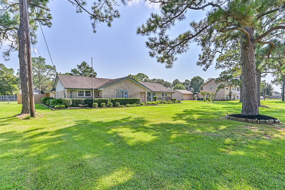 Unit for sale at 803 Greenbriar Avenue, Friendswood, TX 77546
