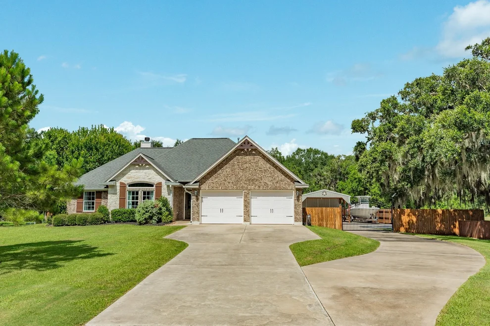 Unit for sale at 1208 Bronco Trail, Angleton, TX 77515