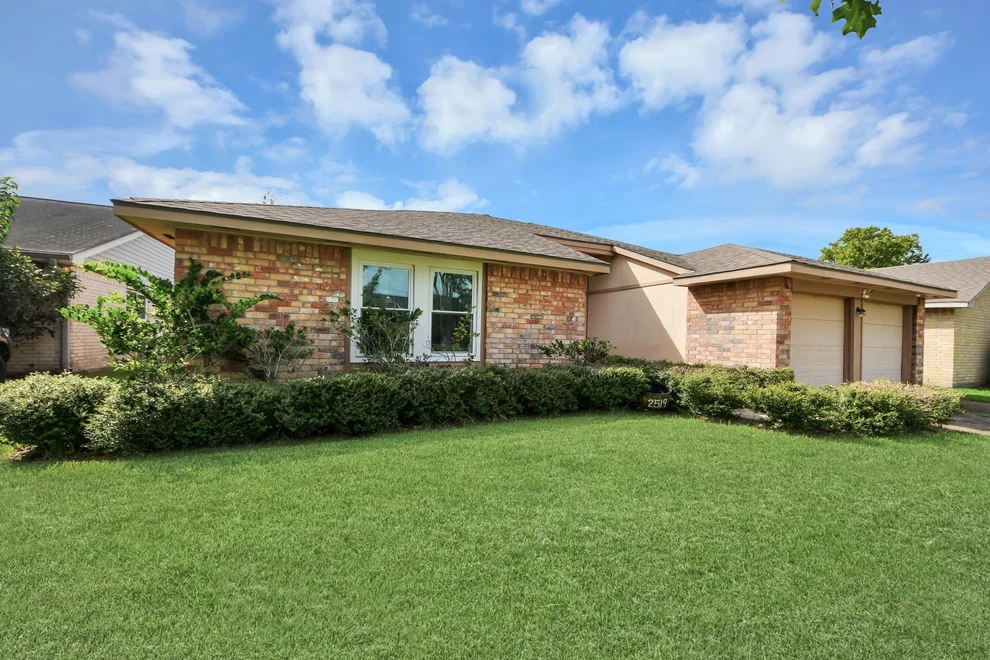 Unit for sale at 2519 Colonial Ridge Drive, Friendswood, TX 77546
