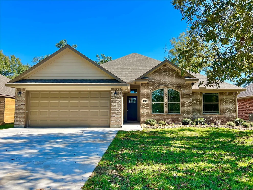 Unit for sale at 1027 S Anderson Street, Angleton, TX 77515