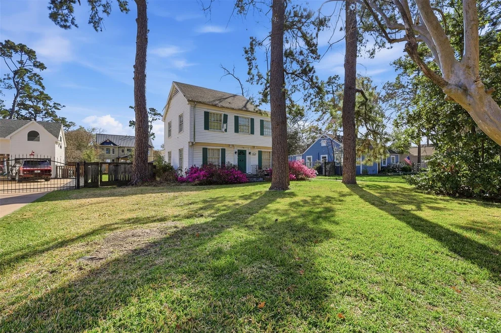 Unit for sale at 323 W 33rd Street, Houston, TX 77018