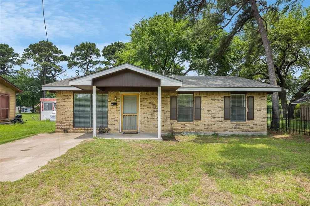 Unit for sale at 906 W 3rd Street, Hearne, TX 77859