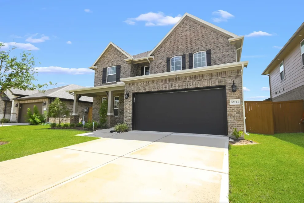 Unit for sale at 10723 Cliffs View Drive, Rosharon, TX 77583